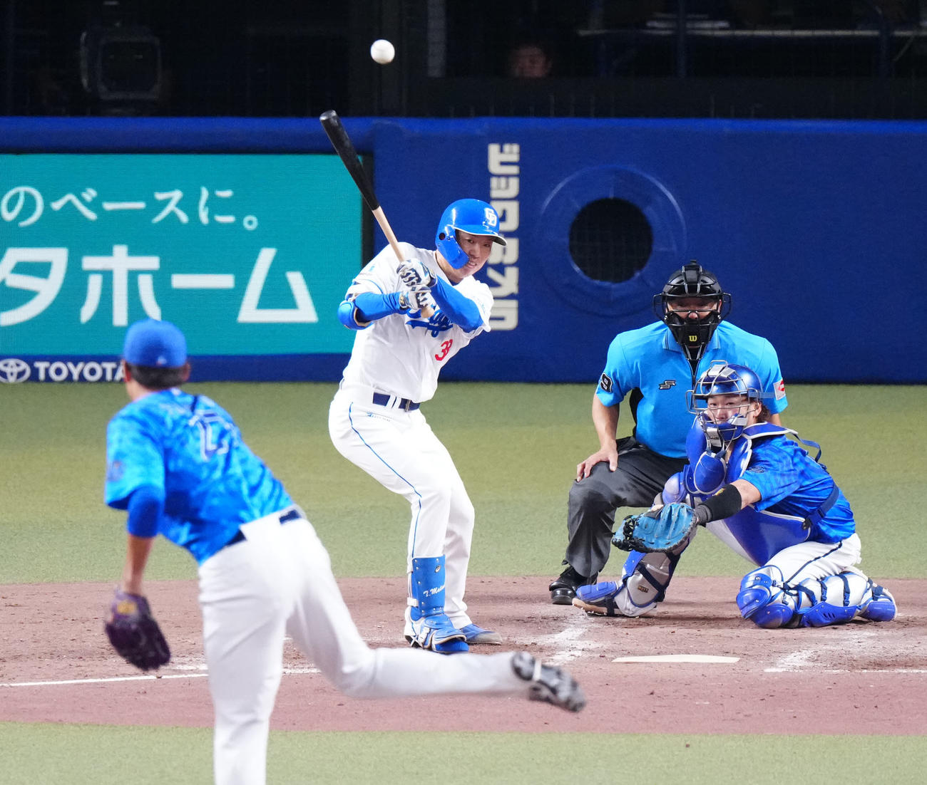 中日対DeNA 5回裏中日無死、中前打を放つ松葉。投手藤浪（撮影・江口和貴）