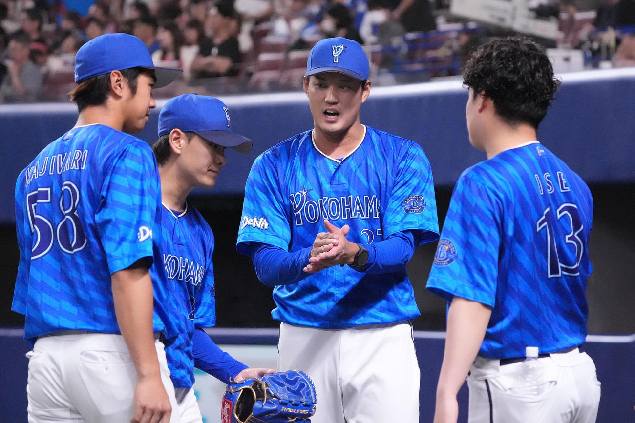 中日対DeNA 11回終了、藤浪（右から2人目）はベンチ前でナインを迎える（撮影・森本幸一）