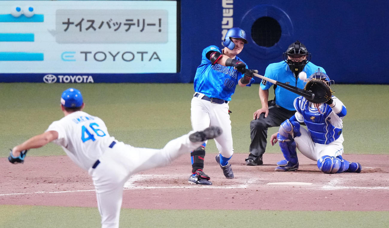 中日対DeNA 12回表DeNA1死満塁、中犠飛を放つ林。投手梅野（撮影・江口和貴）