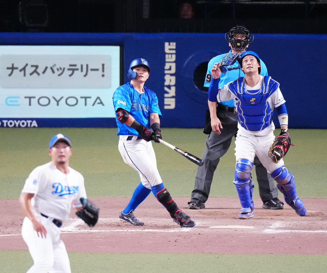 中日対DeNA 12回表DeNA1死満塁、中犠飛を放つ林。投手梅野（撮影・江口和貴）
