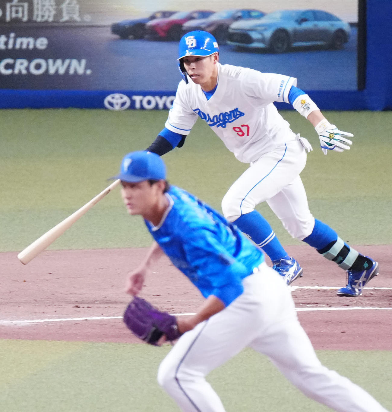 中日対DeNA 1回裏中日1死、右前打でプロ初安打とする樋口。投手藤浪（撮影・江口和貴）