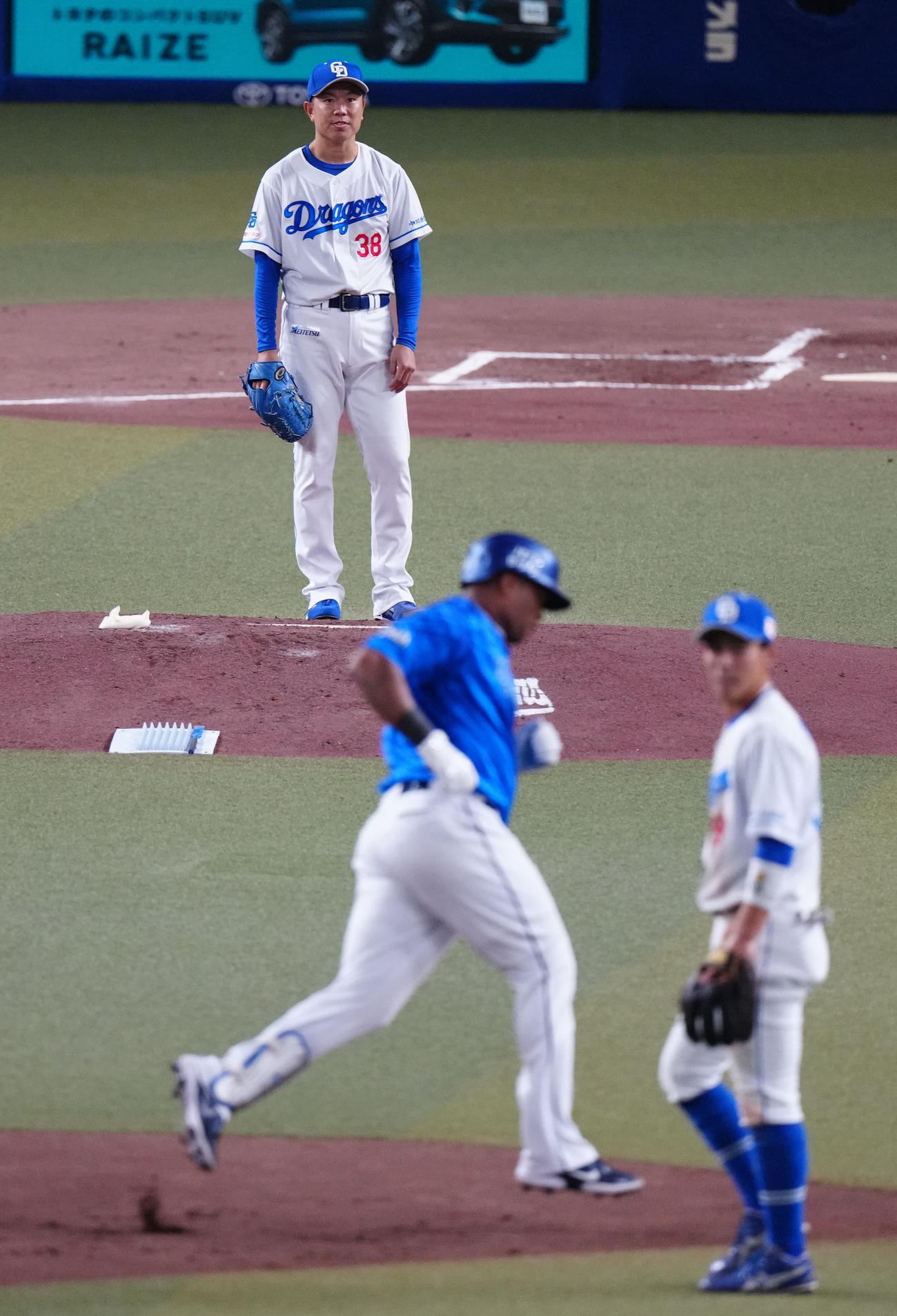 中日対DeNA 2回表DeNA無死、ビシエド（手前左）にソロ本塁打を浴びる松葉（撮影・江口和貴）