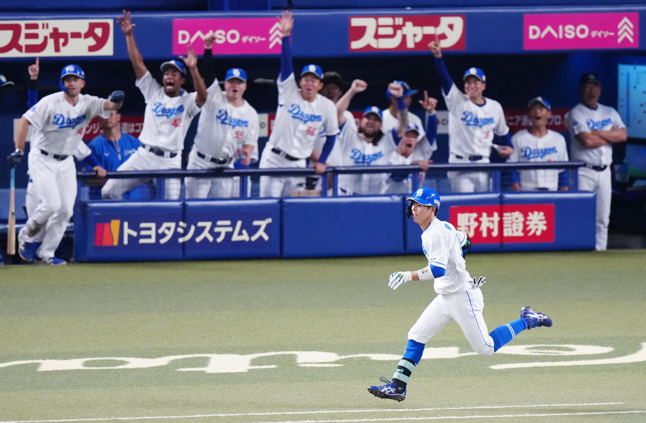 中日対DeNA 1回裏中日1死、右前打でプロ初安打とする樋口（撮影・江口和貴）
