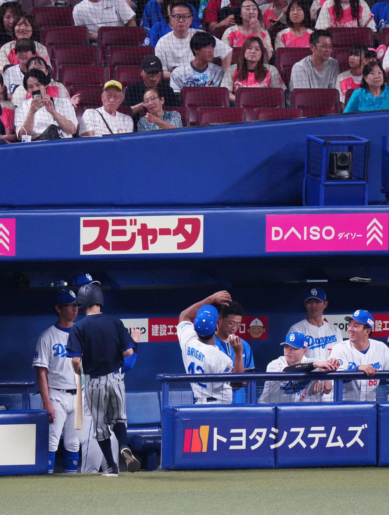 中日対DeNA 1回裏中日1死、右前打でプロ初安打とした樋口の記念球をスタンドに投げ入れようとするブライト（中央）（撮影・江口和貴）