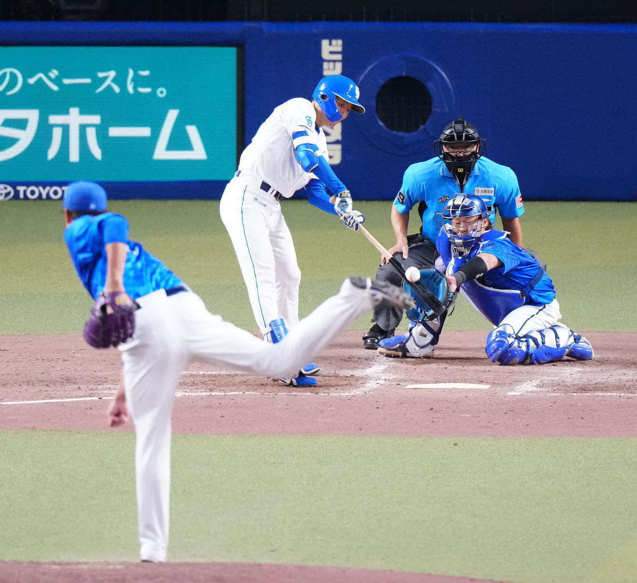 中日対DeNA 5回裏中日無死、中前打を放つ松葉。投手藤浪（撮影・江口和貴）