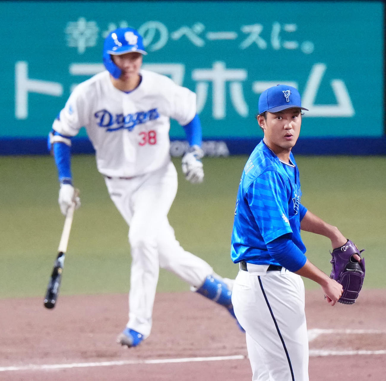 中日対DeNA 5回裏中日無死、松葉（後方）に中前打を浴びる藤浪（撮影・江口和貴）