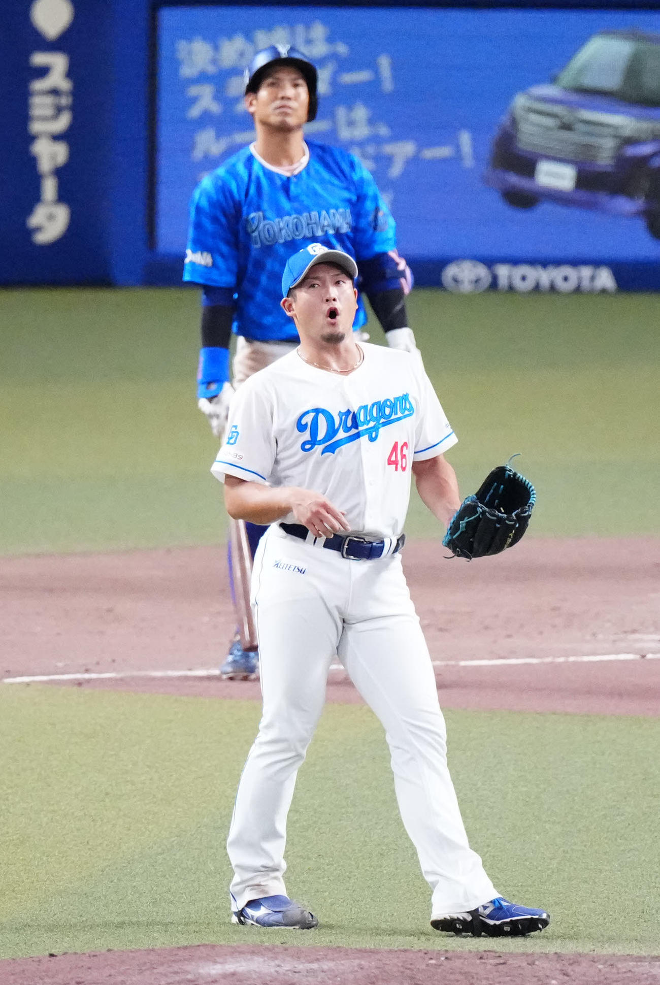 中日対DeNA 11回表DeNA2死、桑原（後方）を三邪飛に仕留めた梅野（撮影・江口和貴）