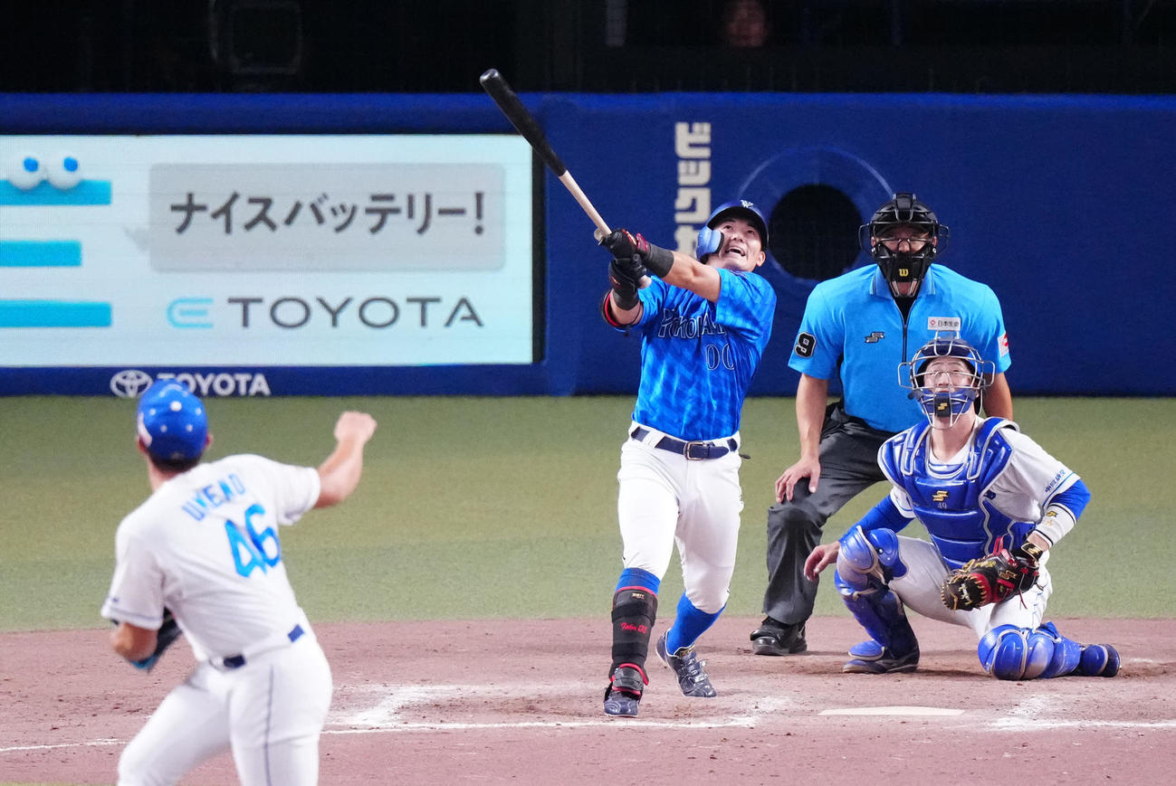 中日対DeNA 12回表DeNA1死満塁、中犠飛を放つ林。投手梅野（撮影・江口和貴）