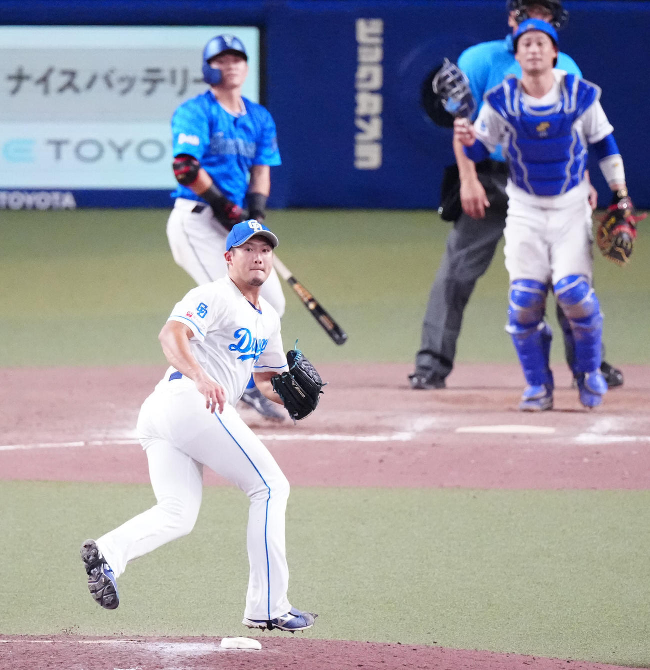 中日対DeNA 12回表DeNA1死満塁、林（後方左）に犠飛を浴びる梅野（撮影・江口和貴）