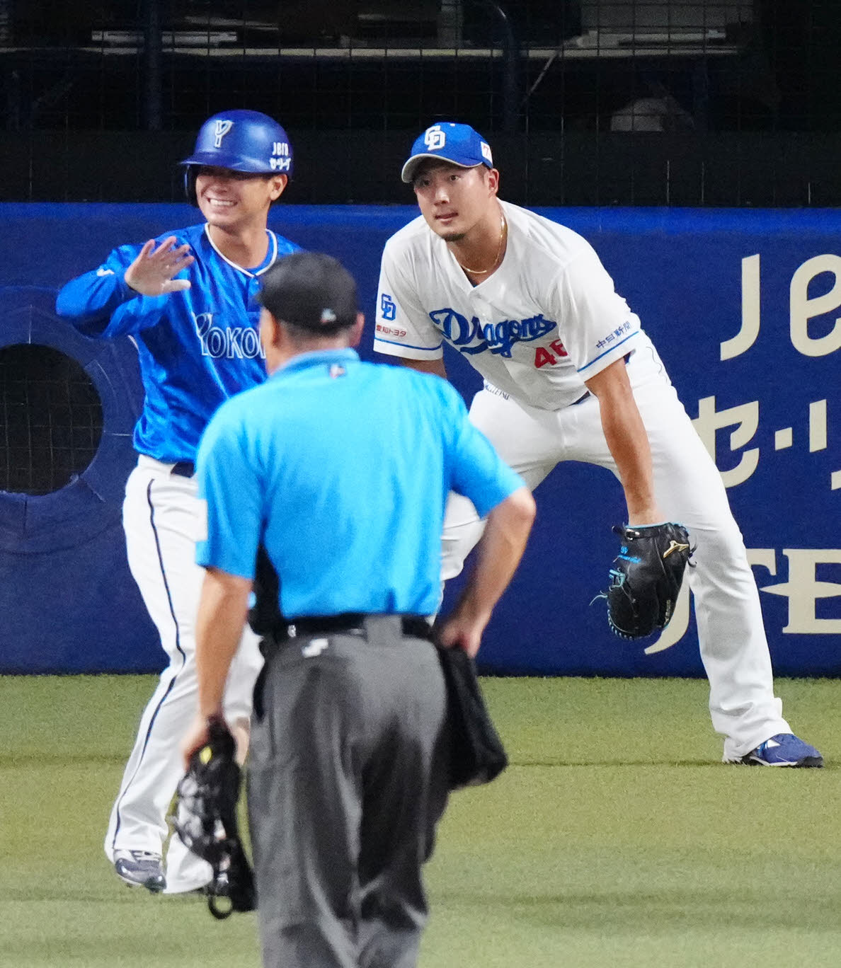 中日対DeNA 12回表DeNA1死満塁、林に犠飛を浴びた梅野（右）（撮影・江口和貴）