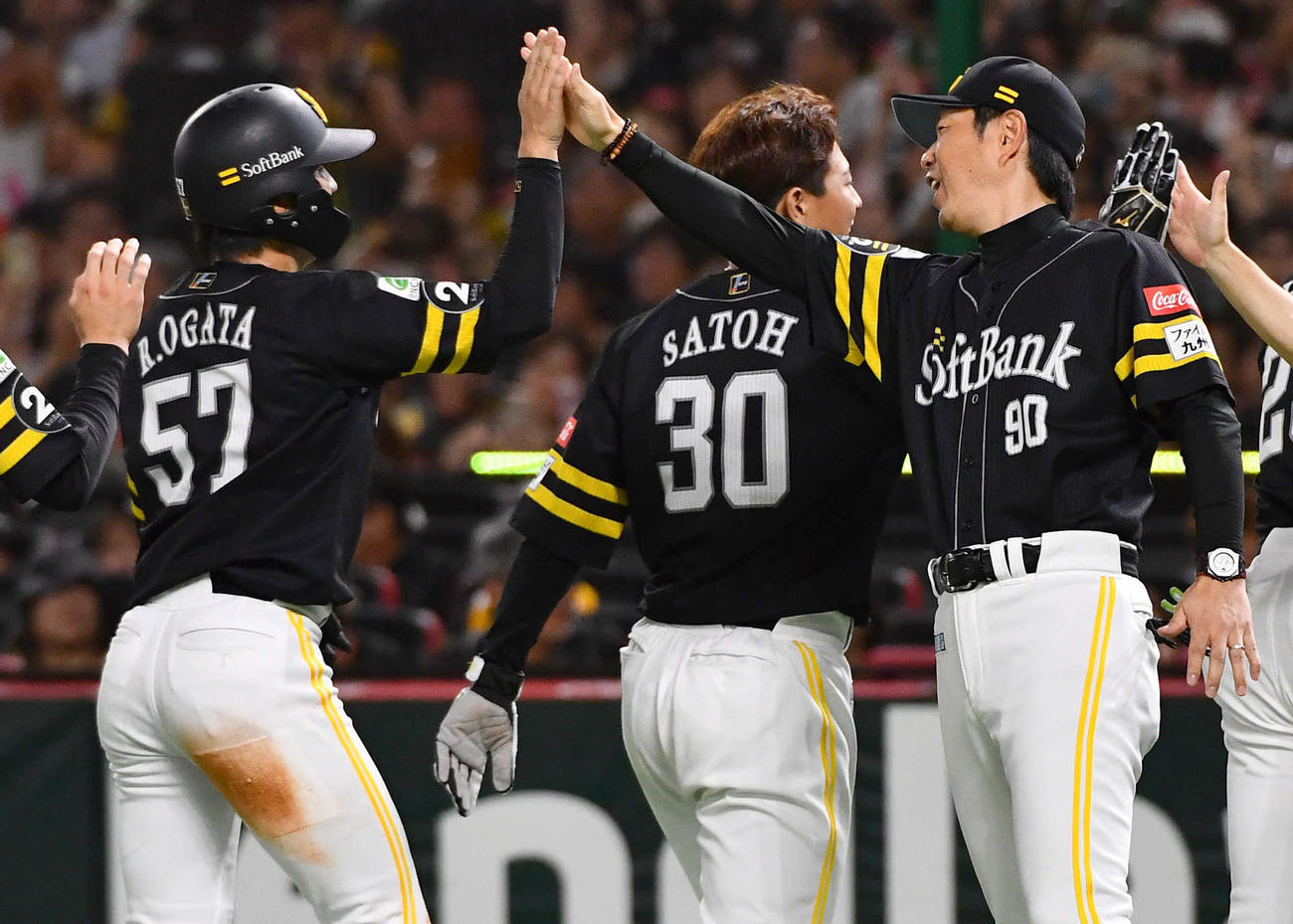 ソフトバンク対ロッテ　ロッテにサヨナラ勝利し、緒方（左）らナインと笑顔でハイタッチする小久保監督（撮影・岩下翔太）