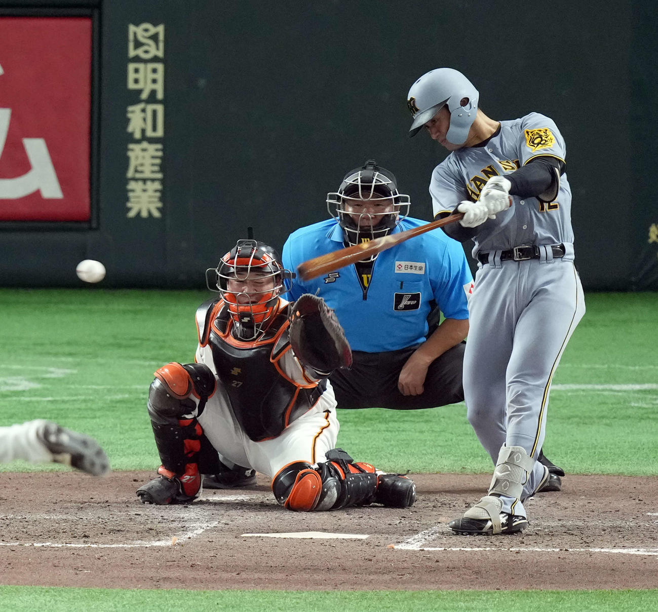 巨人対阪神　4回表阪神2死三塁、右前適時打を放つ坂本（撮影・たえ見朱実）