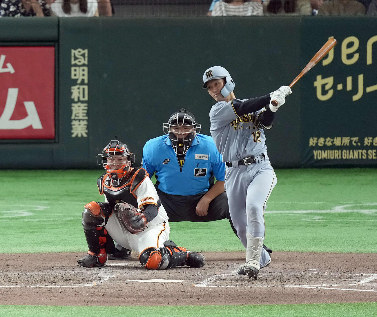 巨人対阪神　4回表阪神2死三塁、右前適時打を放つ坂本（撮影・たえ見朱実）