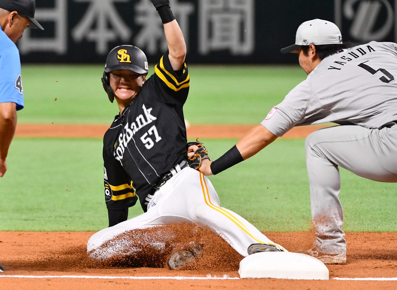ソフトバンク対ロッテ　9回裏ソフトバンク1死一、二塁、二塁走者の緒方（左）は三盗に成功する（撮影・岩下翔太）