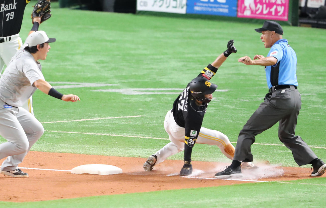 ソフトバンク対ロッテ　9回裏ソフトバンク1死一、二塁、打者牧原大のとき二塁走者の緒方が三盗成功（撮影・梅根麻紀）