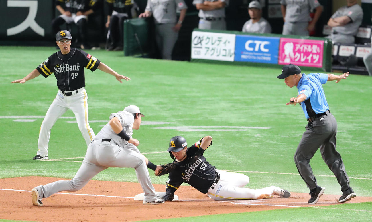 ソフトバンク対ロッテ　9回裏ソフトバンク1死一、二塁、打者牧原大のとき二塁走者の緒方が三盗成功（撮影・梅根麻紀）