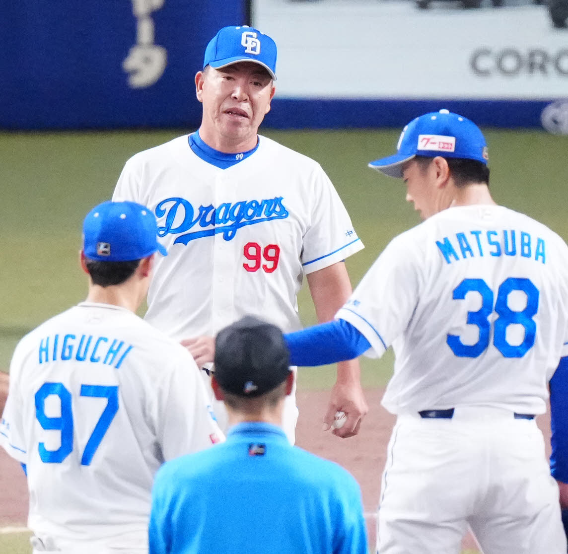 中日対DeNA 7回表途中、中日先発松葉（右）の降板でマウンドに向かった井上監督（撮影・江口和貴）