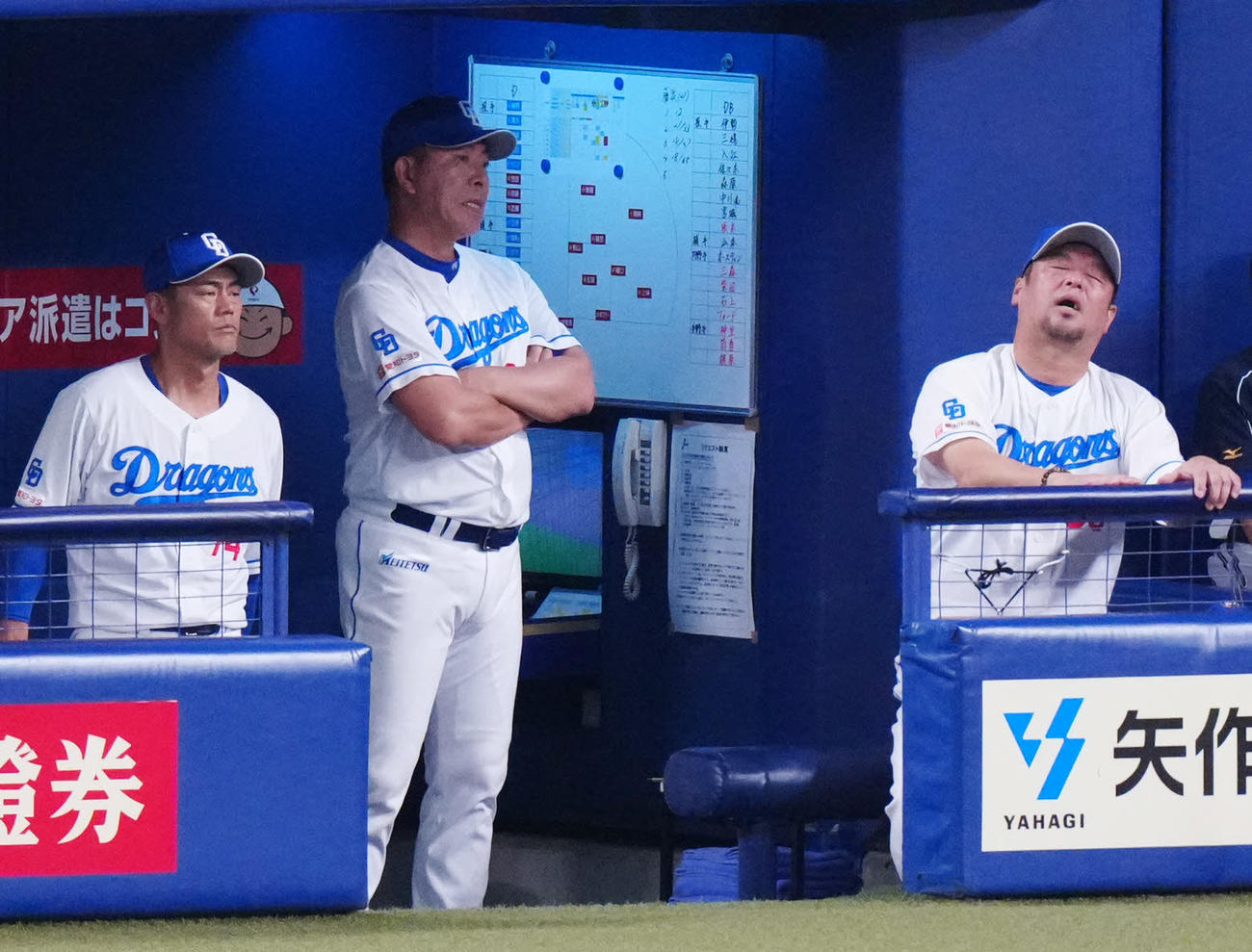 中日対DeNA 5回裏中日無死一塁、土田が送りバントを試みるもファウルボールとし、ベンチで厳しい表情の井上監督（中央）ら（撮影・江口和貴）