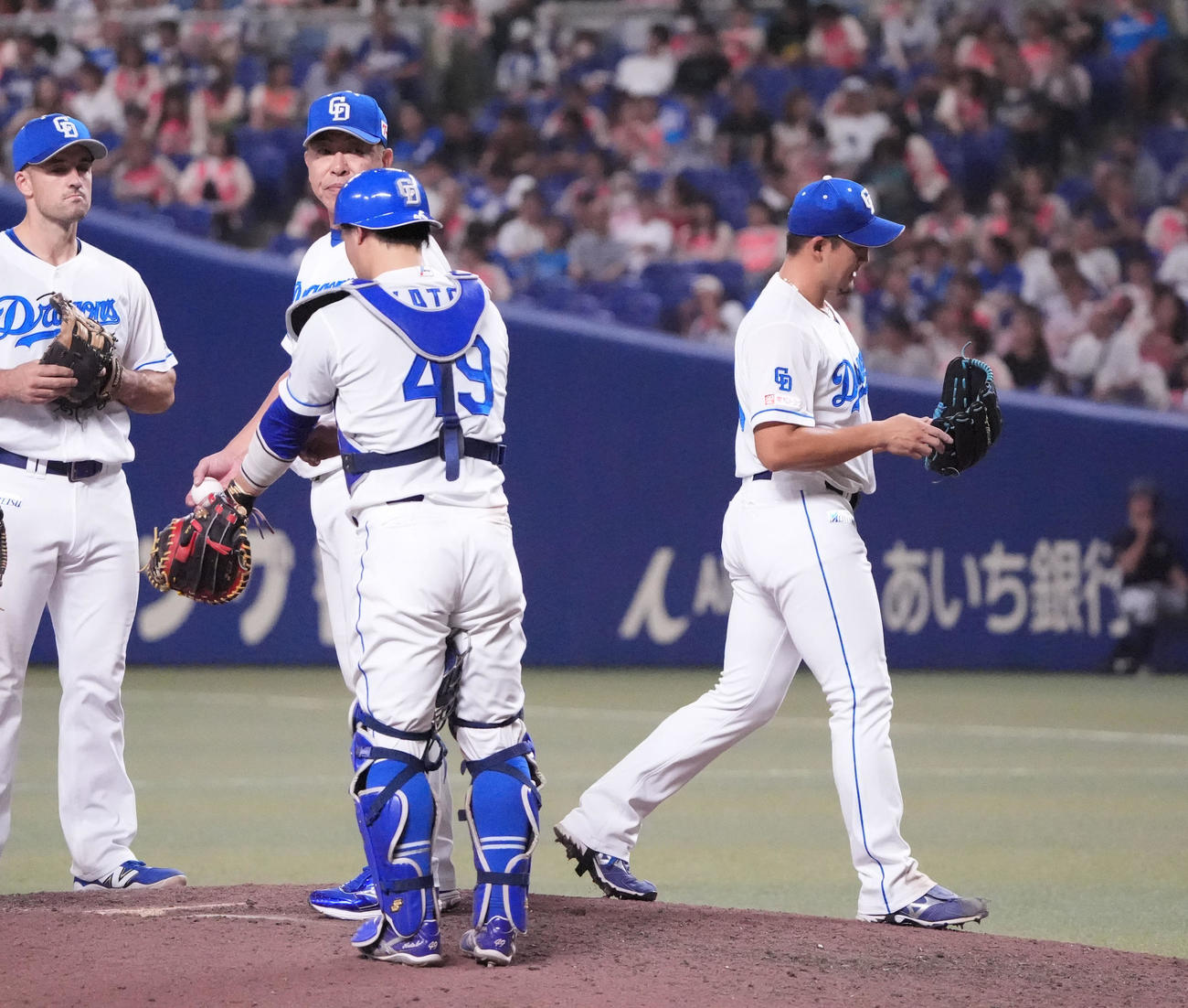 中日対DeNA 12回表DeNA2死一、二塁、梅野（右）はマウンドを降りる（撮影・森本幸一）