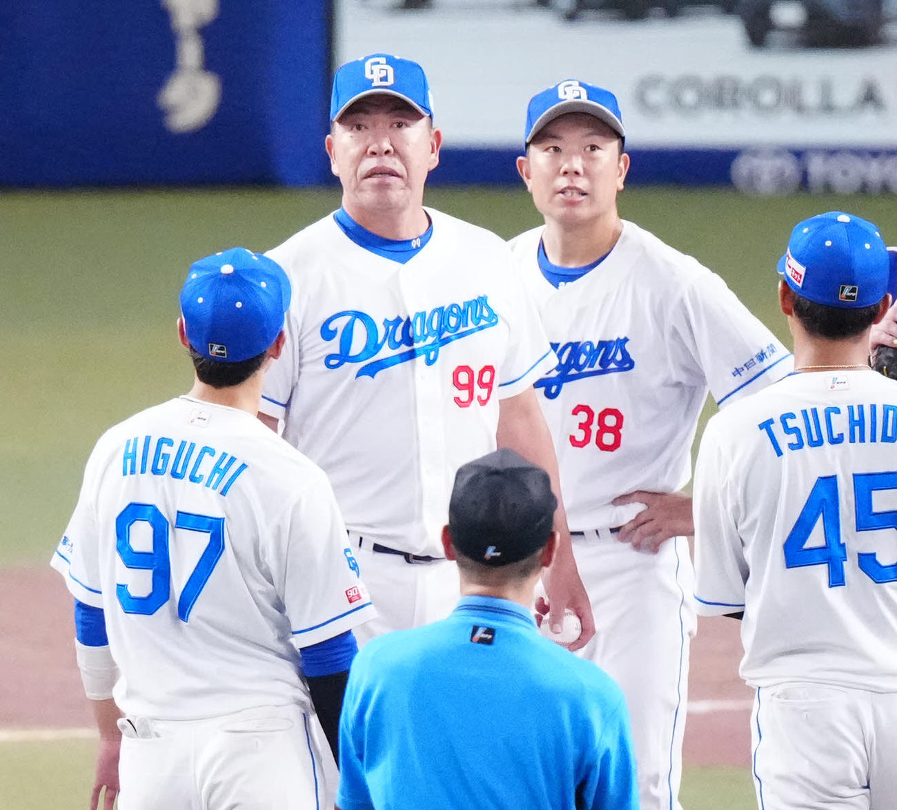 中日対DeNA 7回表途中、中日先発松葉（中央右）の降板でマウンドに向かった井上監督（撮影・江口和貴）