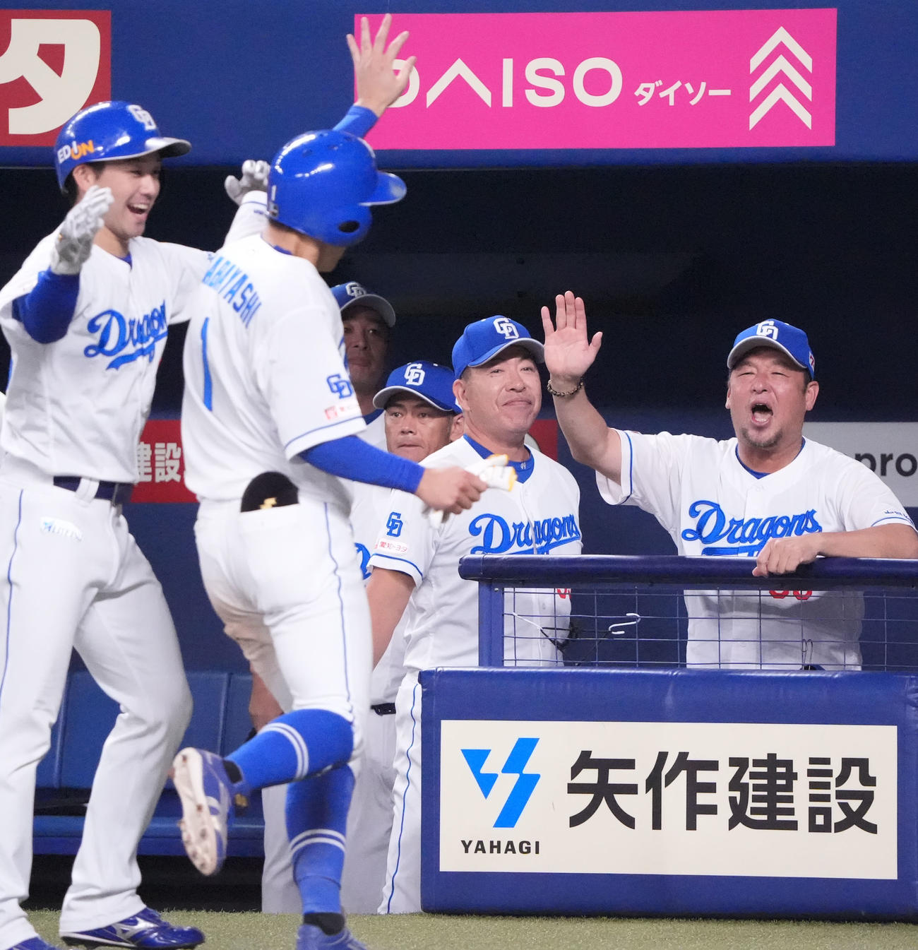 中日対DeNA 7回裏中日2死満塁、井上監督（右から2人目）は宮城の暴投で生還した山本、岡林らを迎える（撮影・森本幸一）