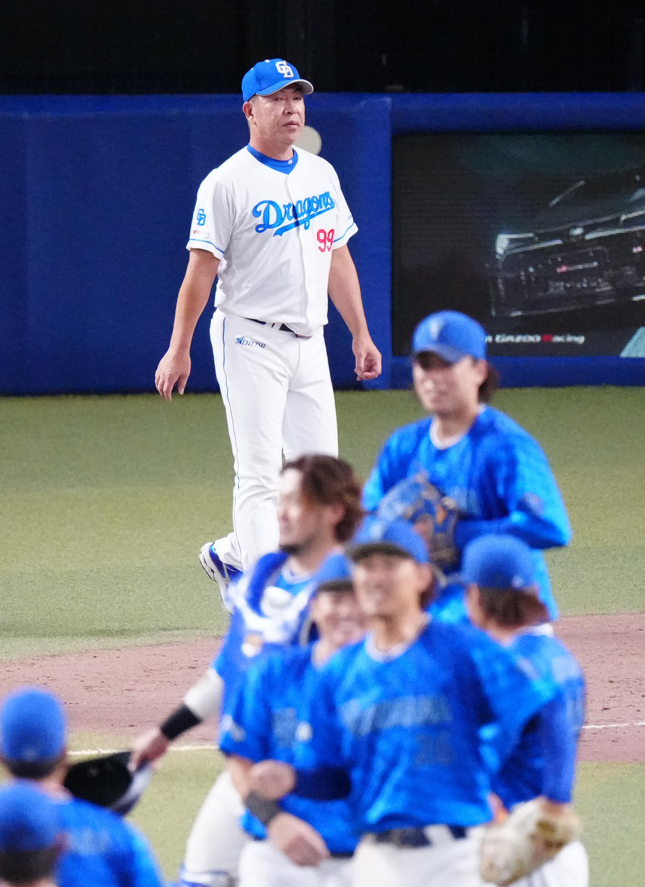 中日対DeNA　試合後、厳しい表情で整列に向かう中日井上監督（撮影・江口和貴）