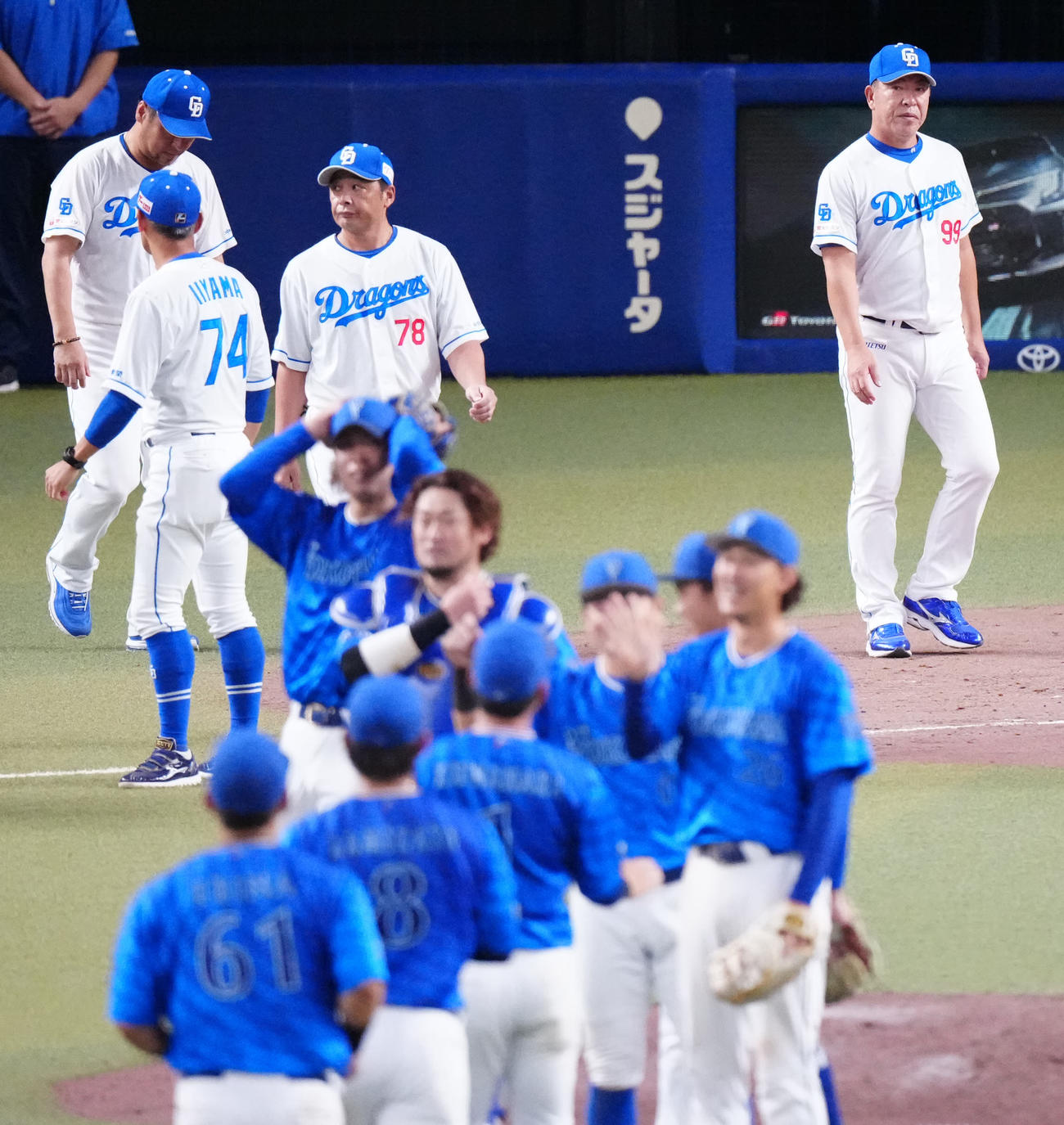 中日対DeNA　試合後、厳しい表情で整列に向かう中日井上監督（後方右端）（撮影・江口和貴）