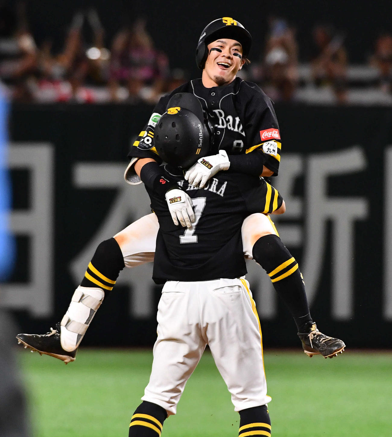 ソフトバンク対ロッテ　9回裏ソフトバンク1死一、三塁、右前へサヨナラ打を放った牧原大（奥）は中村に笑顔で抱きつく（撮影・岩下翔太）
