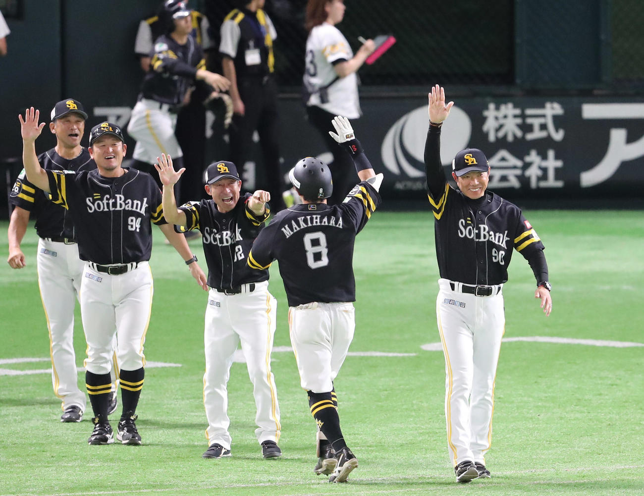 ソフトバンク対ロッテ　9回裏ソフトバンク1死一、三塁、サヨナラ適時打を放った牧原大を笑顔で出迎える小久保監督（撮影・梅根麻紀）