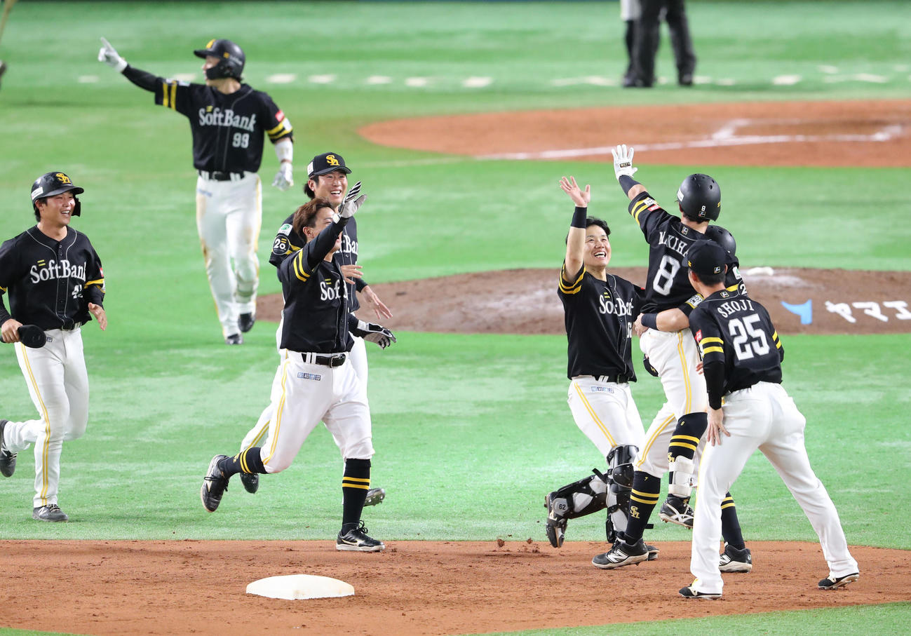ソフトバンク対ロッテ　9回裏ソフトバンク1死一、三塁、牧原大は右前にサヨナラ適時打を放ちナインと大喜び（撮影・梅根麻紀）