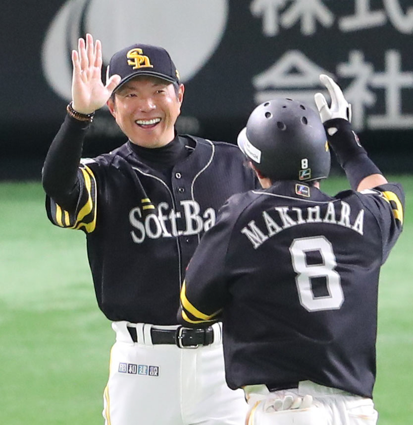 ソフトバンク対ロッテ　9回裏ソフトバンク1死一、三塁、サヨナラ適時打を放った牧原大（右）を笑顔で出迎える小久保監督（撮影・梅根麻紀）