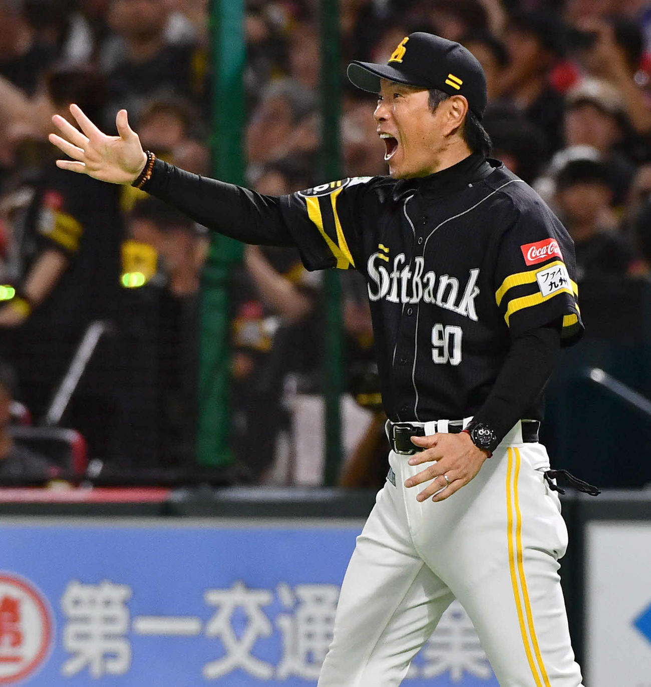 ソフトバンク対ロッテ　9回裏ソフトバンク1死一、三塁、右前へサヨナラ打を放った牧原大を笑顔で迎える小久保監督（撮影・岩下翔太）