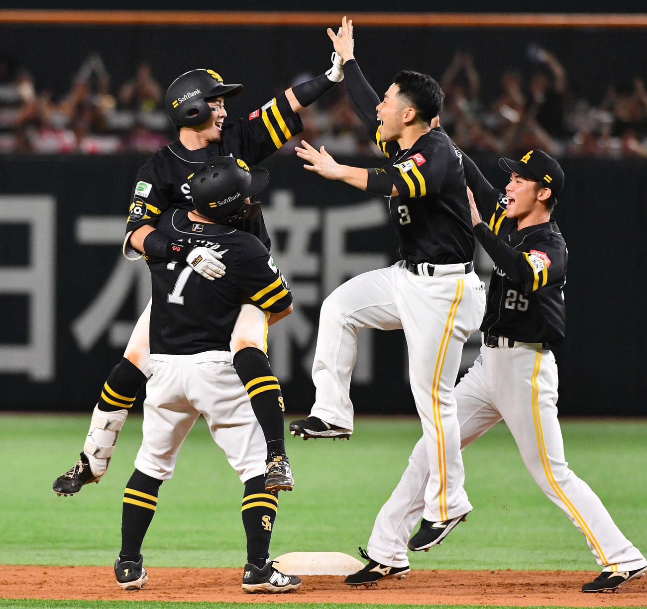 ソフトバンク対ロッテ　9回裏ソフトバンク1死一、三塁、右前へサヨナラ打を放った牧原大（左上）は、右から庄子、近藤と笑顔でハイタッチする（撮影・岩下翔太）