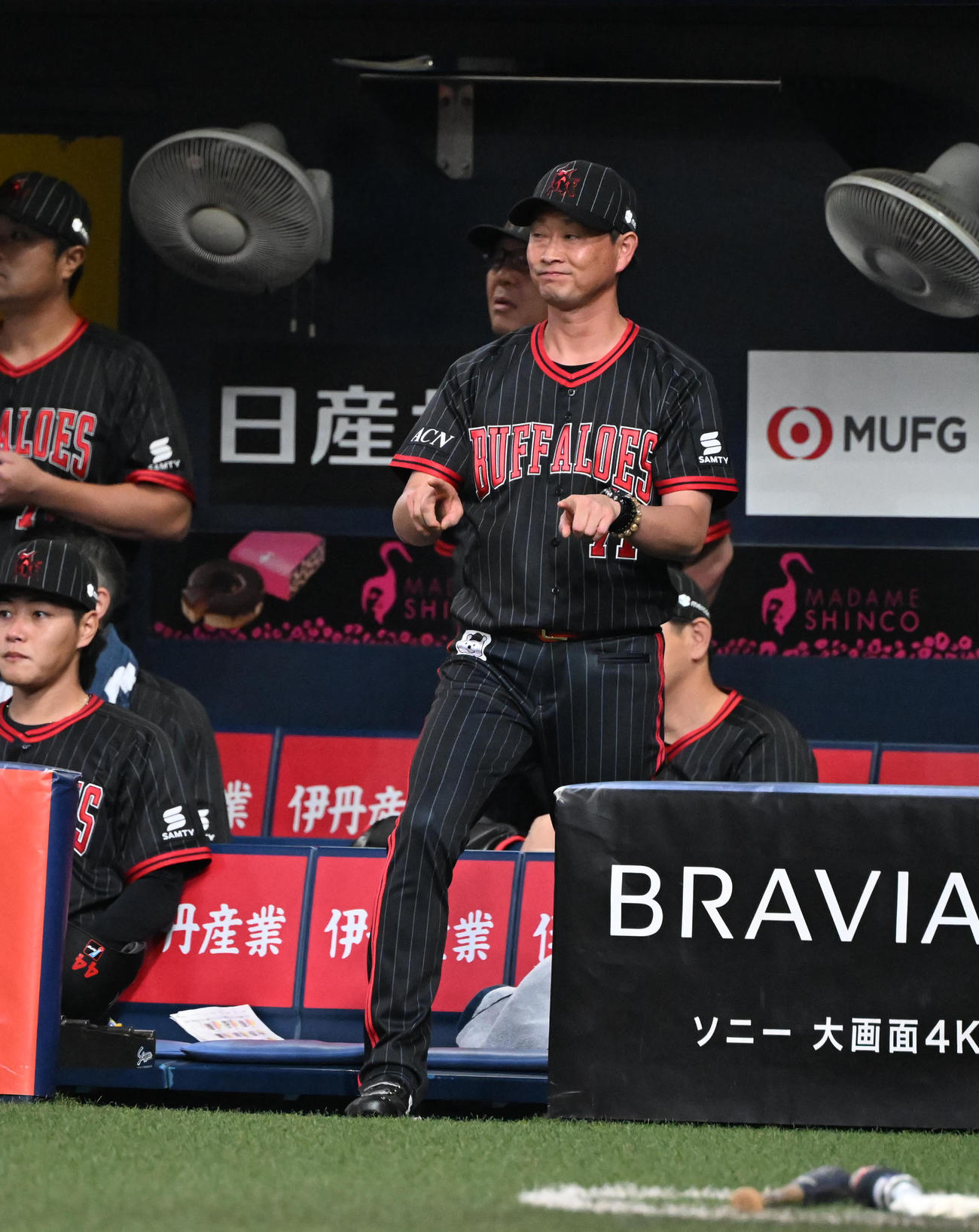 オリックス対西武　3回、中川の盗塁死についてリクエストするオリックス岸田監督（撮影・和賀正仁）
