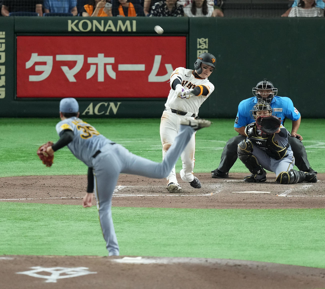 巨人対阪神　5回裏巨人無死、右越えにソロ本塁打を放つ丸。投手才木（撮影・たえ見朱実）