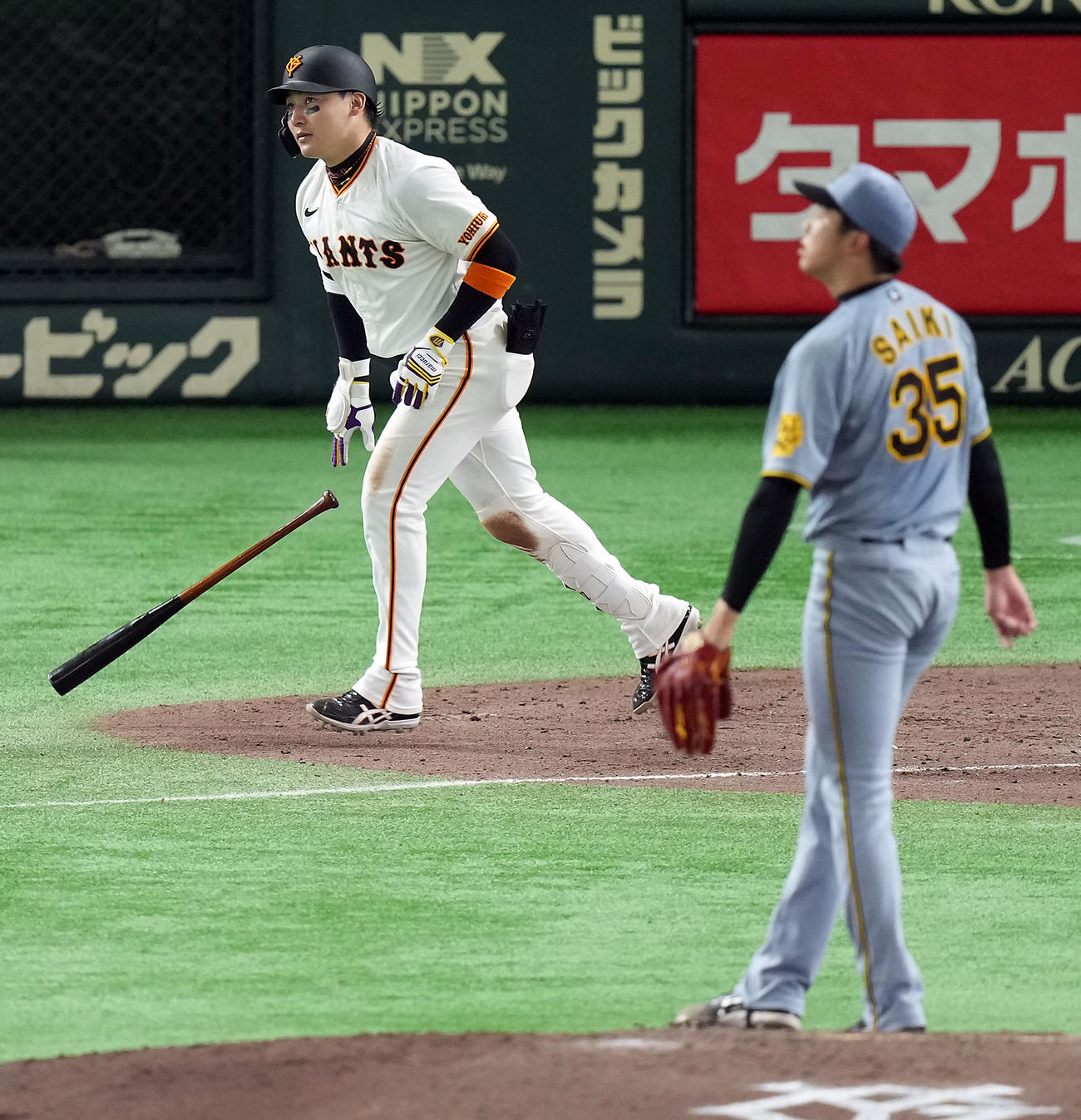 巨人対阪神　5回裏巨人無死、右越えにソロ本塁打を放つ丸。投手才木（撮影・たえ見朱実）