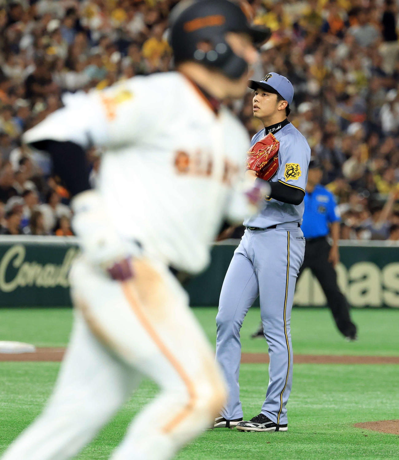 巨人対阪神　5回裏巨人無死、丸（手前）にソロ本塁打を浴びた才木（撮影・浅見桂子）