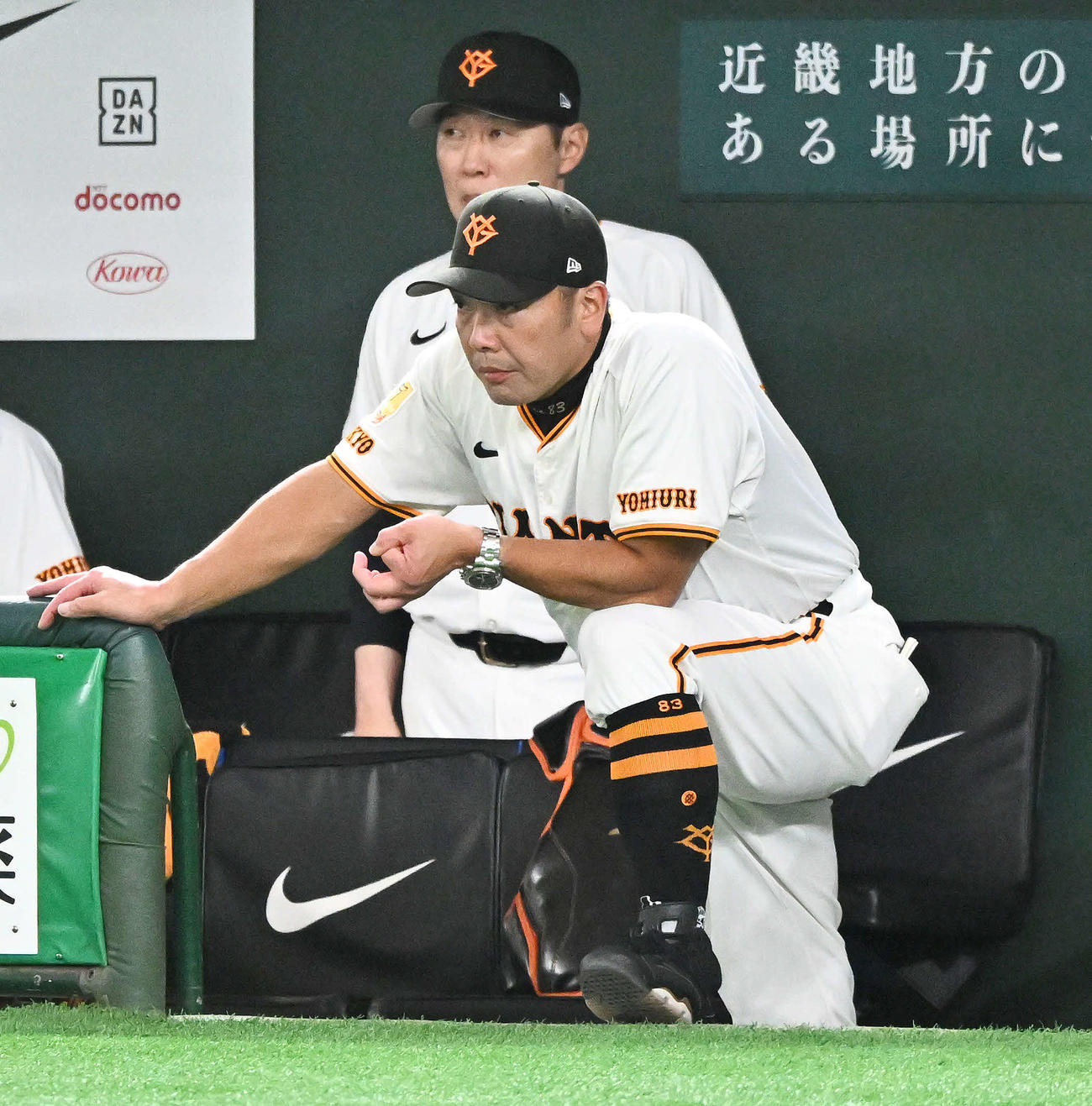 巨人対阪神　戦況を見守る巨人阿部監督（手前）（撮影・滝沢徹郎）