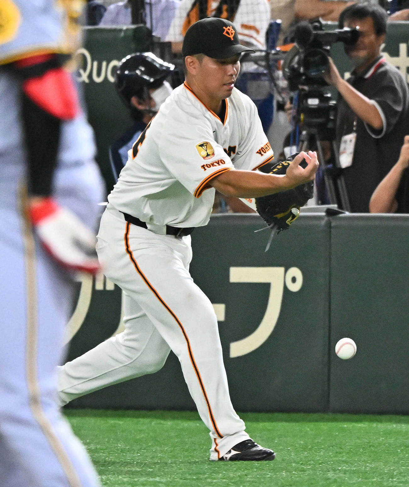 巨人対阪神　5回表阪神無死、才木の一邪飛を落球する大城卓（撮影・滝沢徹郎）