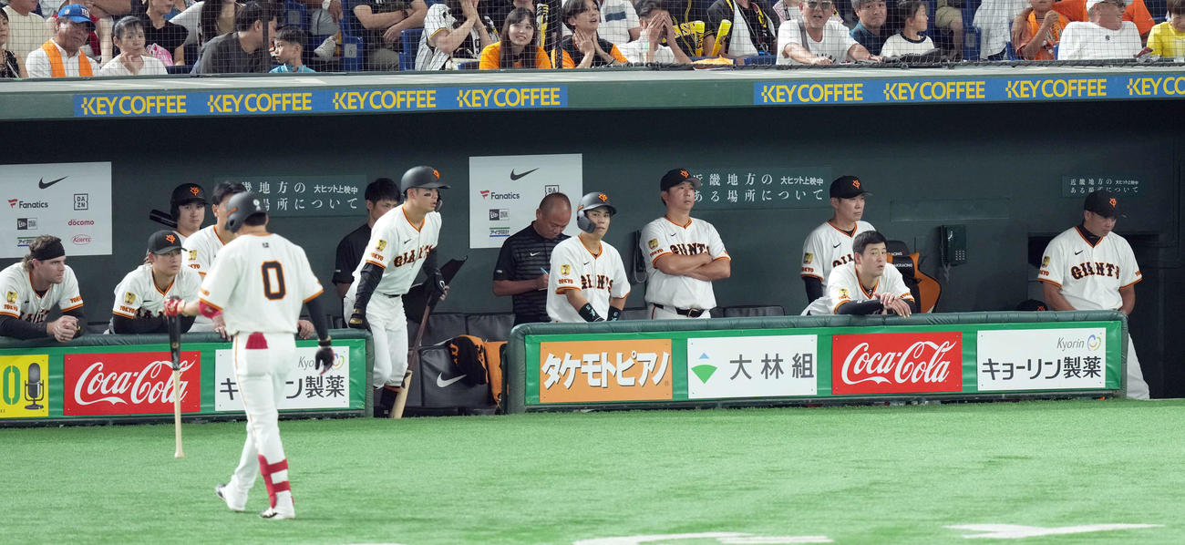 巨人対阪神　9回裏巨人無死一、二塁、代打増田大輝スリーバント失敗で渋い表情のベンチ（撮影・たえ見朱実）