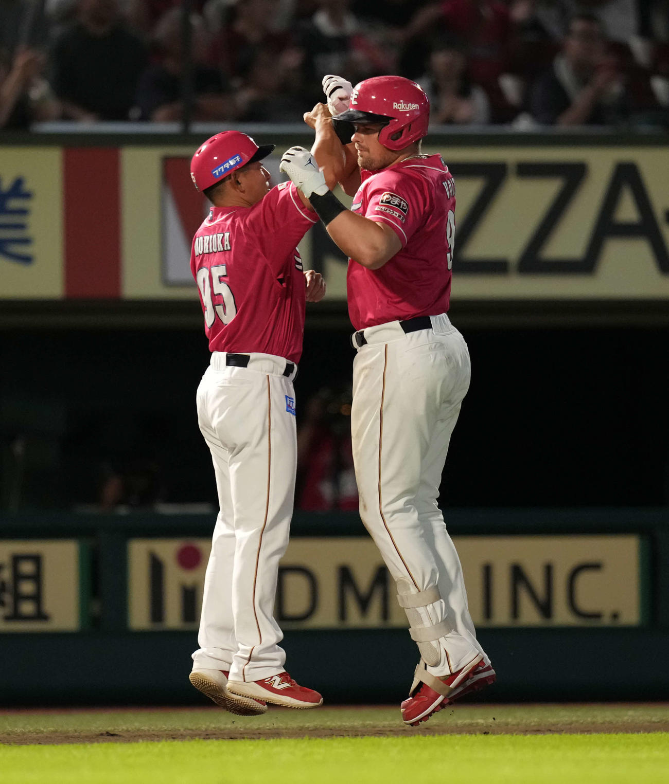 ボイトは本塁打を放ちハイタッチ（撮影・井上学）