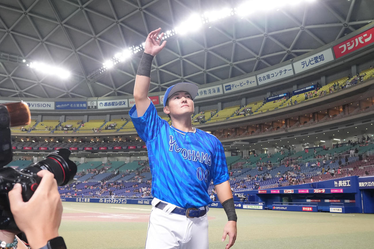 中日対DeNA　ヒーローインタビューを終えスタンドの声援に応える林（撮影・森本幸一）