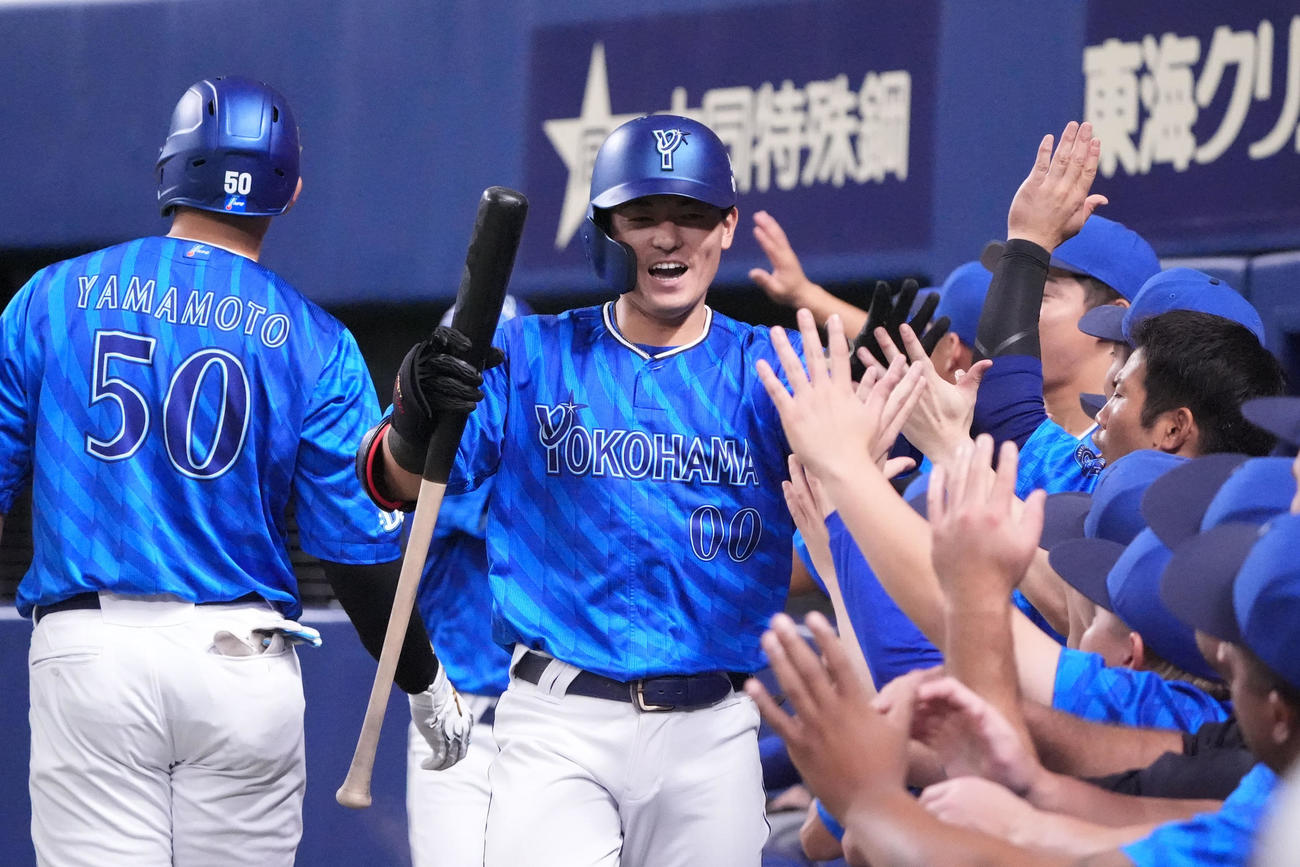 中日対DeNA 12回表DeNA1死満塁、林（中央）は中犠飛を放ちナインとタッチを交わす（撮影・森本幸一）
