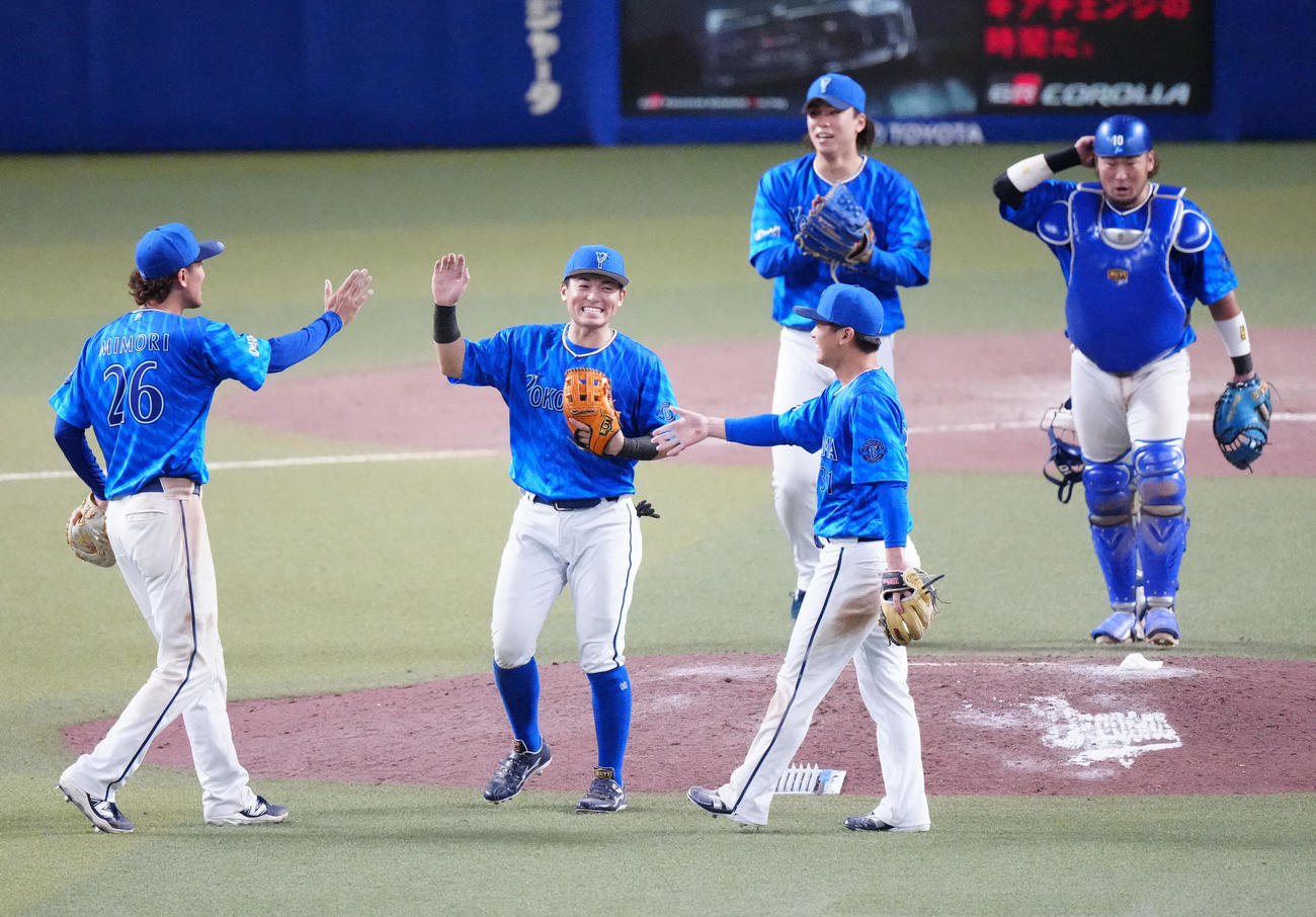 中日対DeNA　試合後、勝利し笑顔を見せる林（左から2人目）らDeNAの選手たち（撮影・江口和貴）