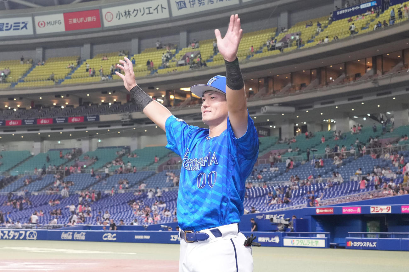 中日対DeNA　ヒーローインタビューを終えスタンドの声援に応える林（撮影・森本幸一）