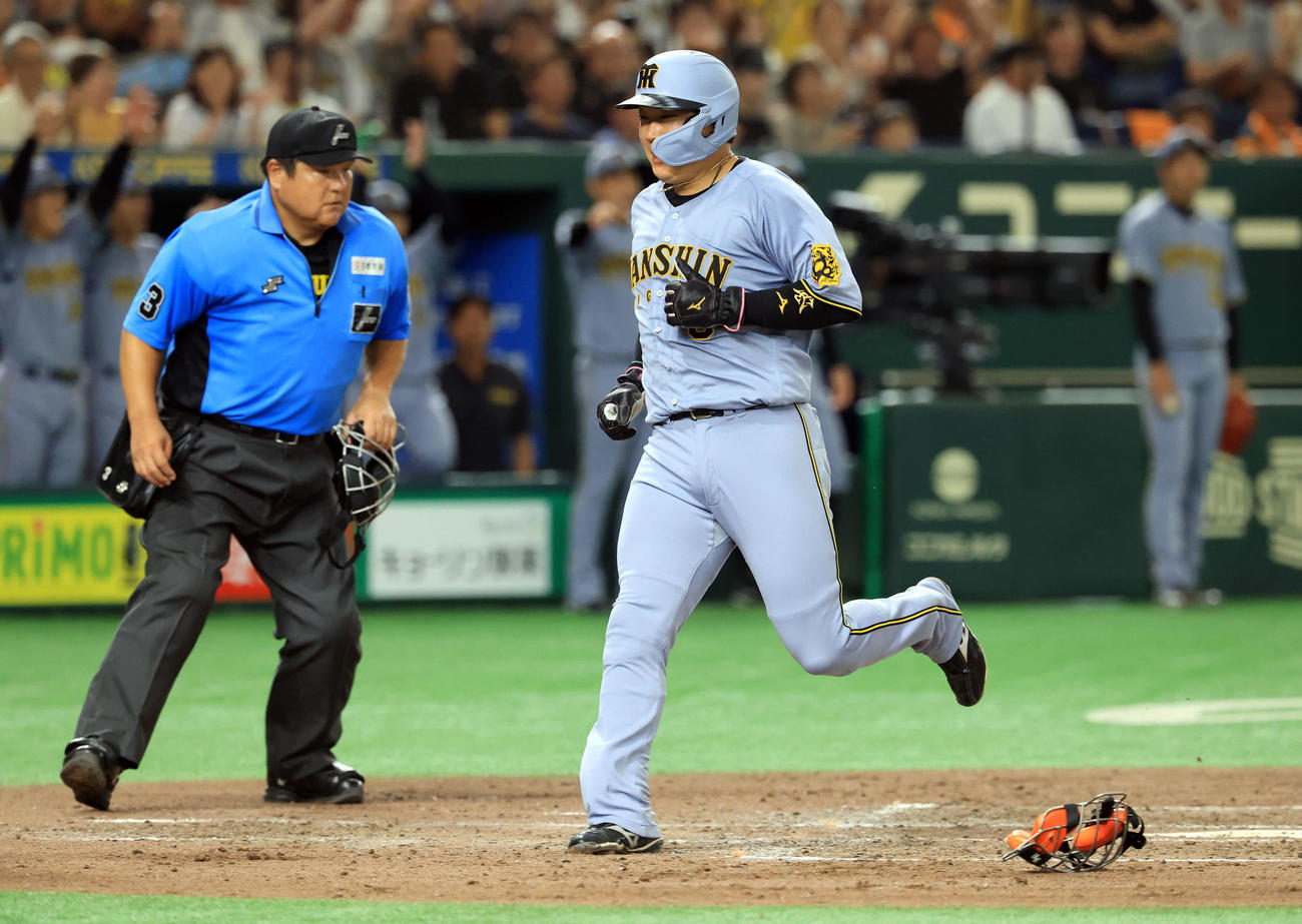 巨人対阪神　4回表阪神2死一、三塁、高寺の右適時打と相手失策で一塁から激走して生還する大山（撮影・浅見桂子）