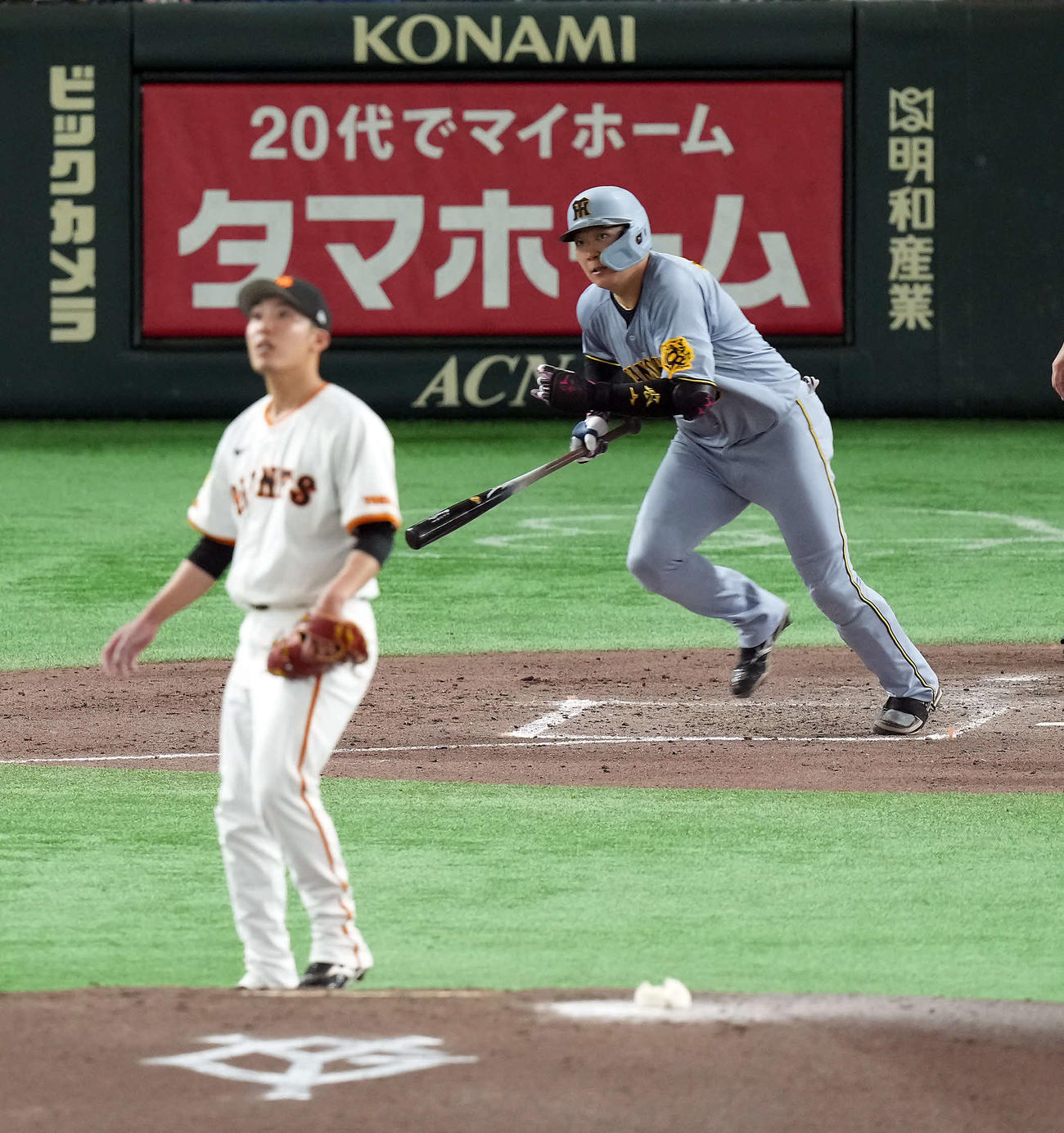 巨人対阪神　4回表阪神2死一塁、右前打を放つ大山。投手赤星（撮影・たえ見朱実）