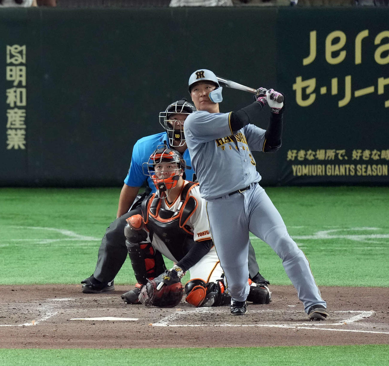 巨人対阪神　4回表阪神2死一塁、右前打を放つ大山（撮影・たえ見朱実）