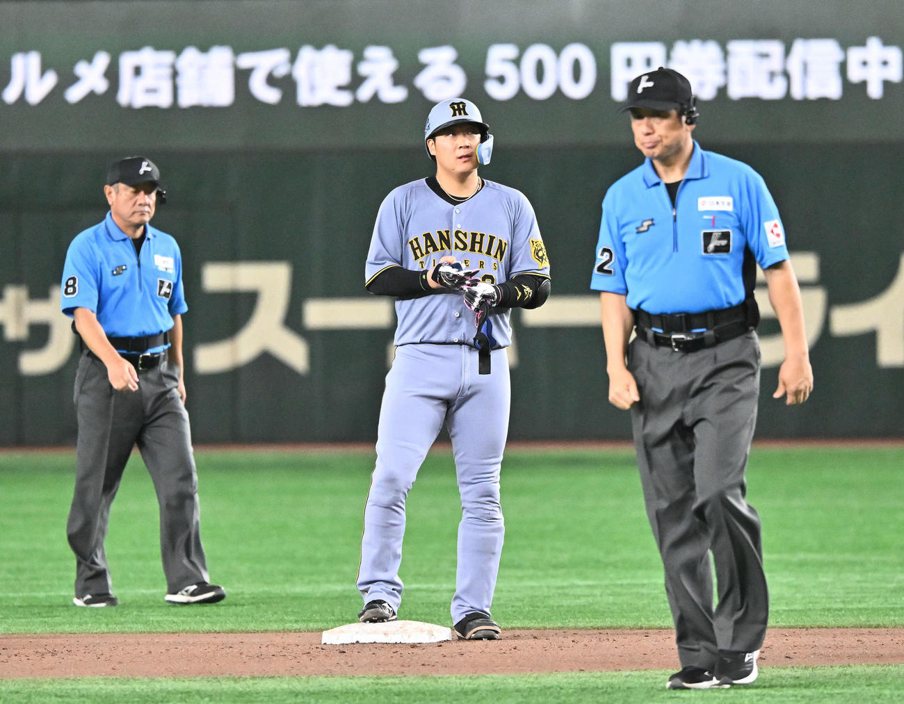 巨人対阪神　6回表阪神2死、二塁打を放った大山（撮影・滝沢徹郎）