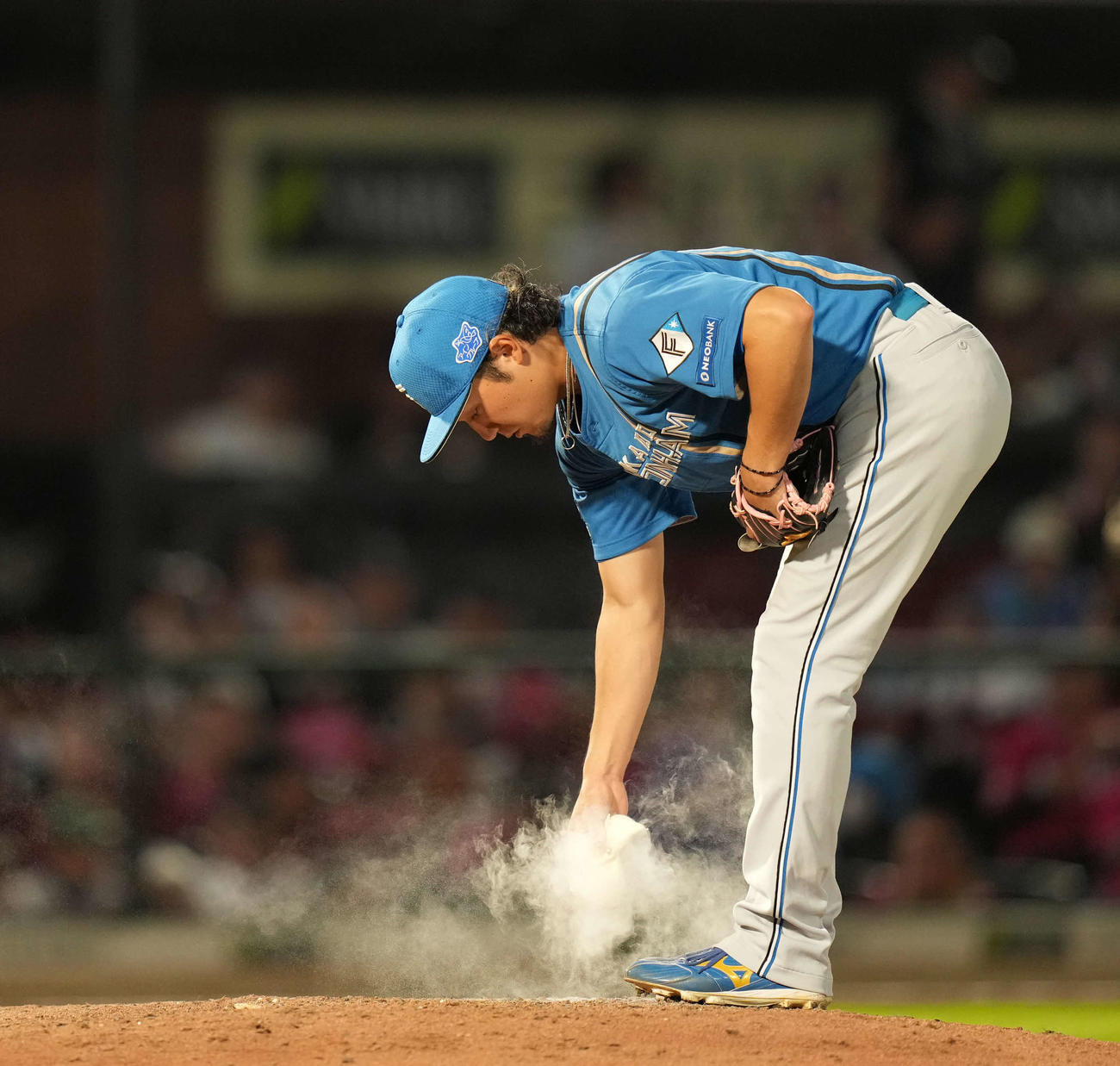 楽天対日本ハム　6回、ロジンをつける日本ハム伊藤（撮影・井上学）